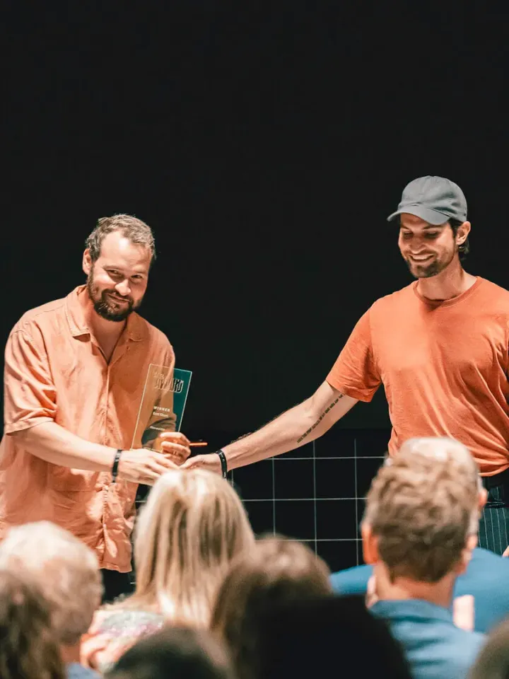 Gewinner des VICTUS. Award 2024 hält die Trophäe in der Hand