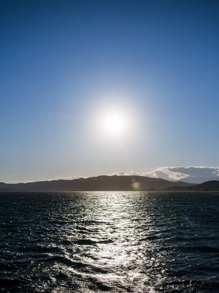 Blick auf das Mittelmeer von der Victus Vision Yacht bei Sonnenuntergang