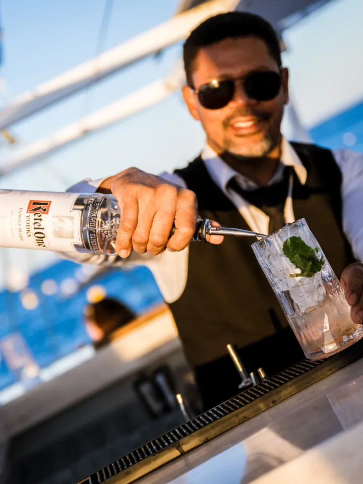 Exclusive cocktail reception on the Mañana x Victus Vision Yacht